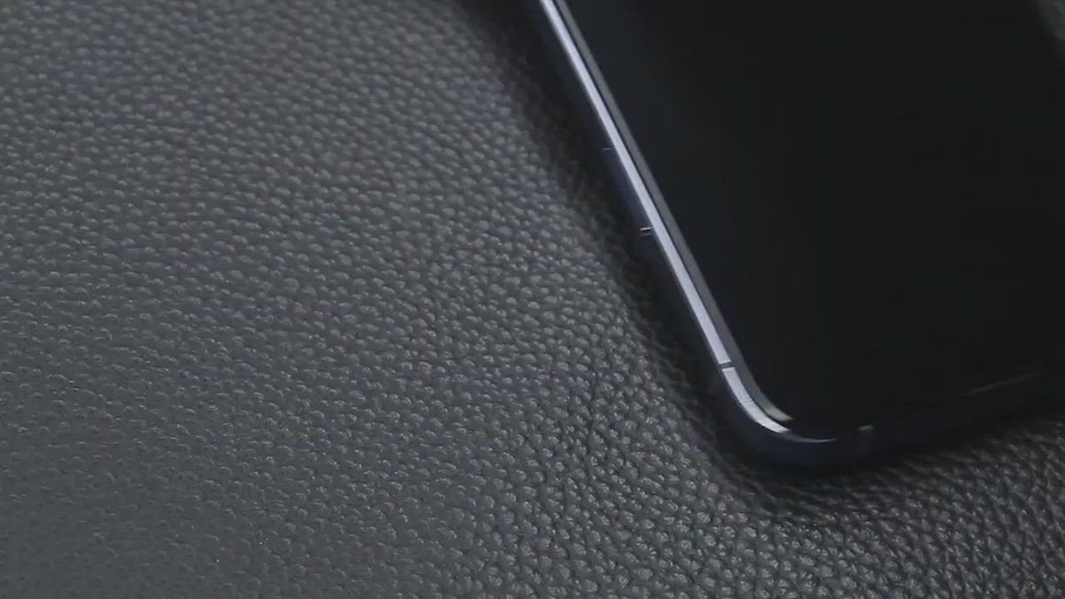 Załaduj wideo: iPhone zabezpieczona folią GLASS - PREMIUM